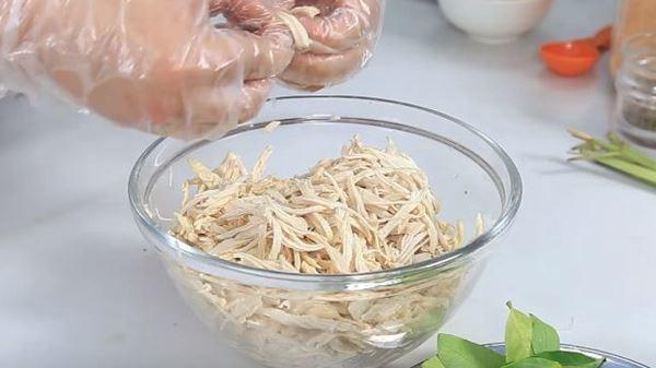 làm khô gà lá chanh